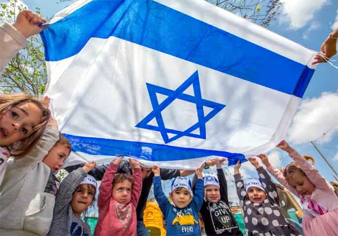 Israeli children's hold Israeli flag marking Israel's 73rd Independence Day. Photo credit: Yossi Aloni/Flash90