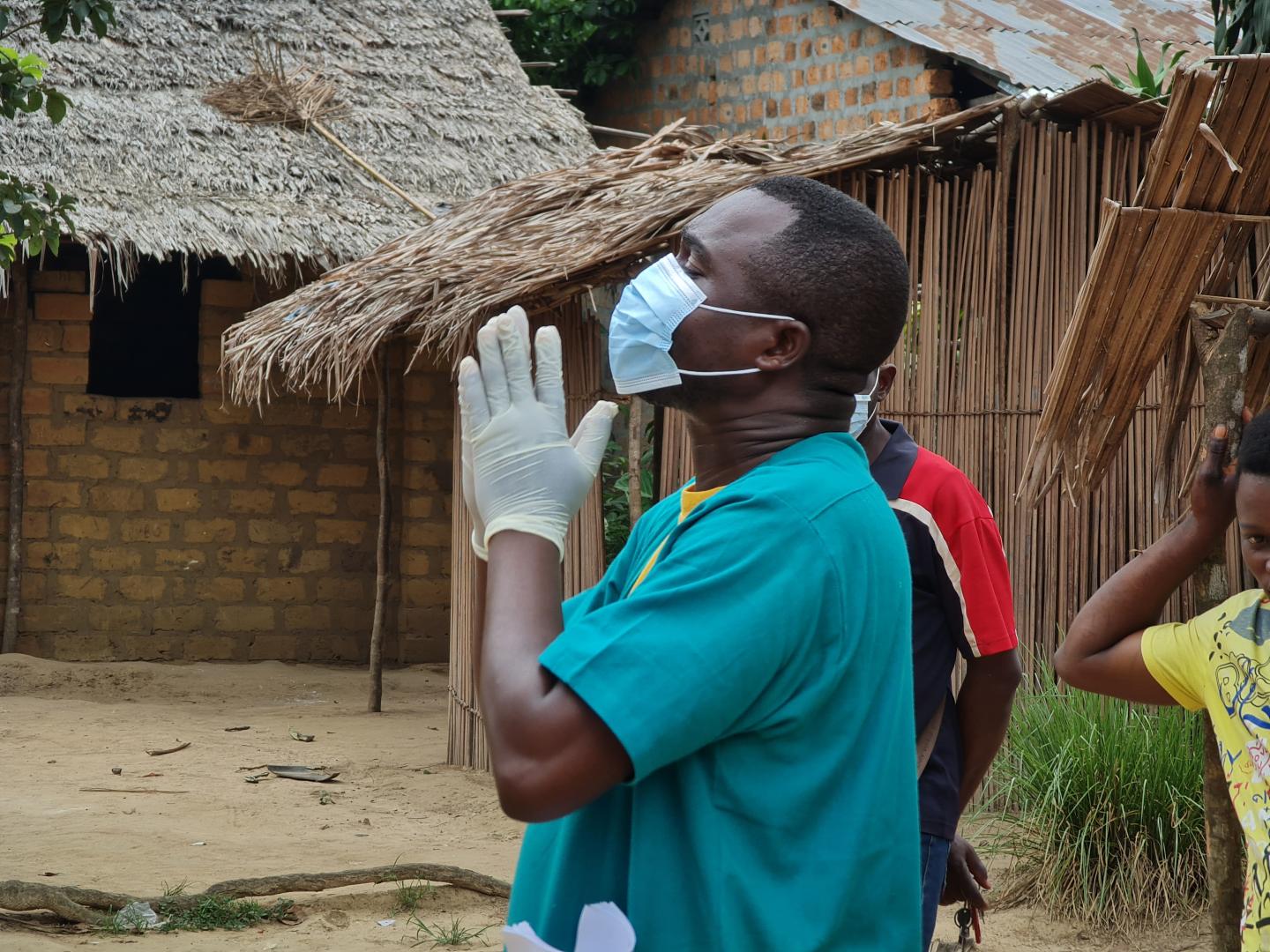 Health worker sensitization in Motema Pembe area before households decontamination in Mbandaka. Image credit WB  