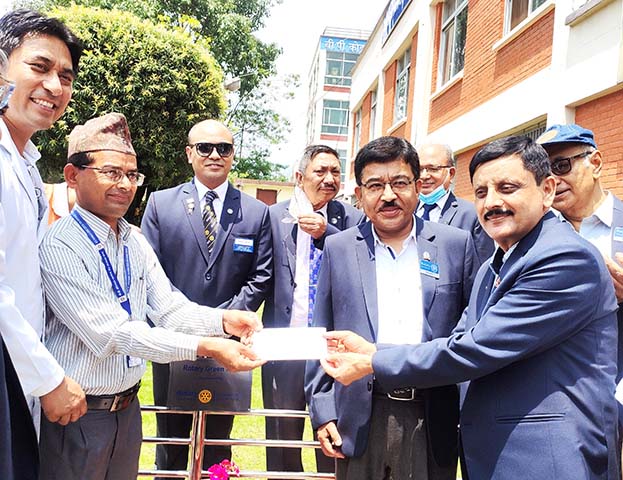 A view of handing over of phacoemulsification machine’s documents.