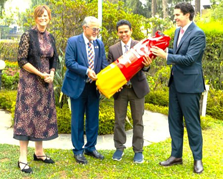 Visiting Australia’s Assistant Foreign Minister Tim Watts, MP, handing over an Australian-made Portable Altitude Chamber (PAC) to the Himalayan Rescue Association (HRA) at a function held at a premises of the Embassy of Australia in Kathmandu on May 17, Wednesday. Embassy image