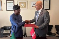 SIPRI Director Karim Haggag and HE Ambassador Bankole Adeoye of the AU’s Political Affairs, Peace and Security department sign a memorandum of understanding in New York.