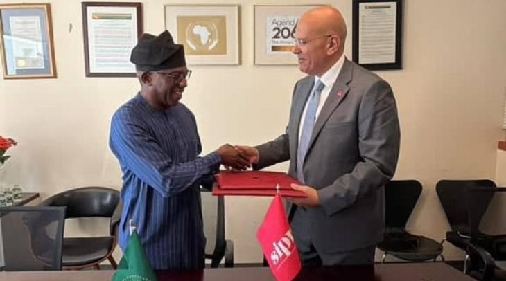 SIPRI Director Karim Haggag and HE Ambassador Bankole Adeoye of the AU’s Political Affairs, Peace and Security department sign a memorandum of understanding in New York.
