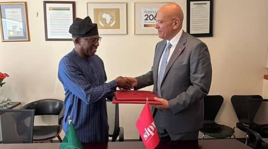SIPRI Director Karim Haggag and HE Ambassador Bankole Adeoye of the AU’s Political Affairs, Peace and Security department sign a memorandum of understanding in New York.